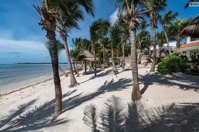 Image de 12-bedroom beachfront Soliman Bay Villa for 34 guests!