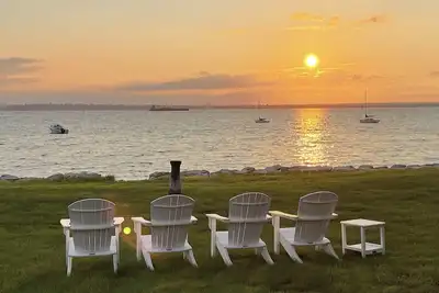 Image de Waterfront Cottage On The Bay– Stunning Views & Steps to Beach, Park & Bike Path