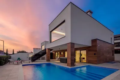 Image de Villa de luxe Old Olive Iv - piscine privée chauffée, jacuzzi, sauna et plus, pour 13 personnes.