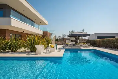 Image de Villa de luxe Old Olive Vii - piscine chauffée privée, sauna et plus, pour 10 personnes.