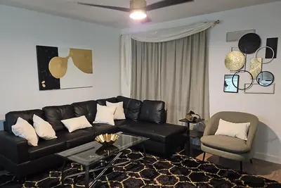 Image de Luxury Hidden Retreat: Steps to Ut Stadium/Moody/Bass Hall + Free Pkg