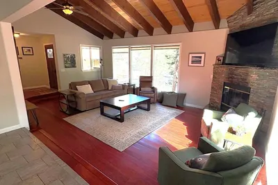 Image de Heavenly Ski Cabin - Central Ac - Pet Friendly - Near Lake Tahoe and casinos