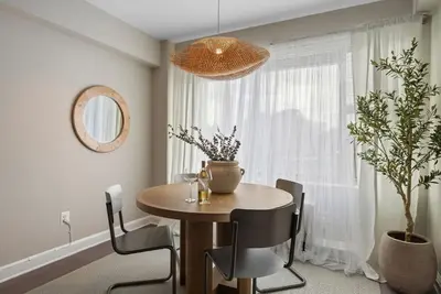 Image de Airy King 1br w/ Queen Sleeper and Free parking