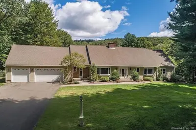 Image de Spacious 5-bedroom house in gorgeous, convenient Avon with pool and fitness room