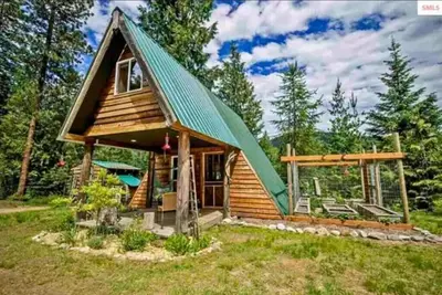 Image de Pet friendly off grid chalet tucked away on a mountainside.
