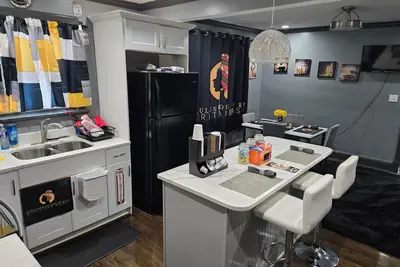 Image de Spacious  2br Retreat – Kitchen, Living Room & Private Bath”