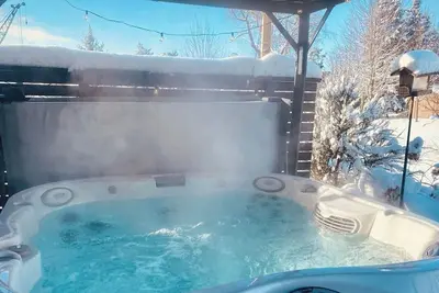 Image de Cozy, spacious, family friendly private bungalow with hot tub