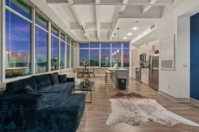 Image de Downtown Atl High-Rise | Kings, Views & Pool