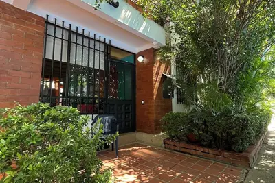 Image de A colorful, peaceful oasis in Girardot, a bright family home designed for rest.