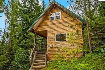 Image de Cozy family cabin tucked away under the cedars! ! !