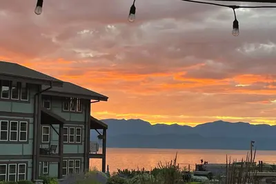 Image de Cozy 2-bedroom ground floor lakeside condo with amazing lake and Mountain Views