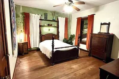 Image de Eclectic 1940s craftsman bungalow in walkable, quiet neighborhood near Ut