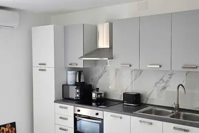 Image de Modern Hillside Retreat with Panoramic Views & Private Balcony with Ac