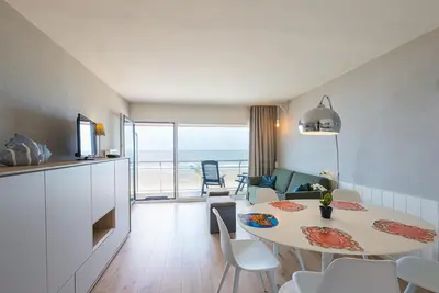 Image de Studio moderne avec vue sur la mer et garage