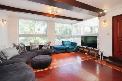 Image de Maison spa avec piscine, bain à remous et sauna