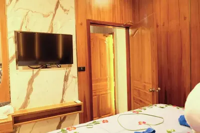 Image de Suite privée avec jacuzzi et piscine près d'une rue piétonne