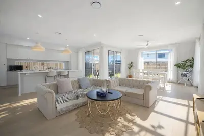 Image de 3 Lounges 5 Beds w/ Ducted A/C Modern & Convenient