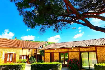 Image de Gîte en pierre 14 personnes avec piscine chauffée à Sarlat au calme ave