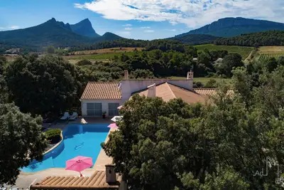 Image de Vue Pic Saint-Loup et piscine – Gîte au calme