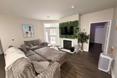 Image de Private Room & Bath In Modern RiNo Apartment w/ Shared Living Space.