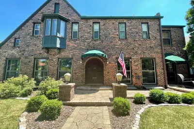 Image de College Hill English Tudor in Historic Wichita Neighborhood - 3 Bedroom