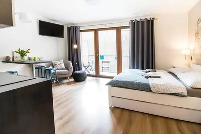 Image de Design Studio w/Patio | 12min City | 350+ Reviews