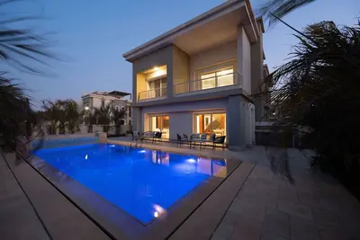 The Executive Villa @ Cfc - Pool & Five Master Br