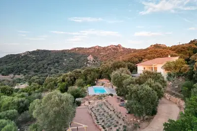 Image de Villa climatisée avec vue, piscine et espace de divertissement extérieur.