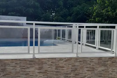 Image de Bas de villa neuf tout confort avec grande piscine - 3 chambres climatisées