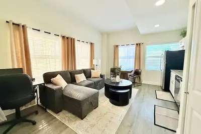 Image de Urban Oasis with City Views & Dedicated Workspace!
