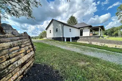 Image de Newly renovated farmhouse on a peaceful and private 125 acres in Owen county