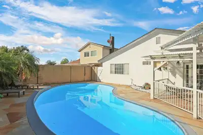Image de Spacious New 4br Pool Home Near Disneyland & Knott’s