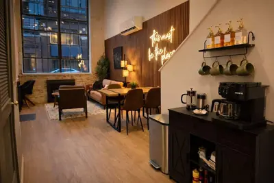 Image de Historic Loft | Soaring Ceilings, 2 Beds, Downtown