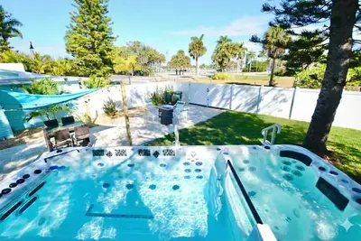 Image de Inlet Cottage- Water Views- Fenced- Heated Pool- Spa-Fire Pit- Centrally Located