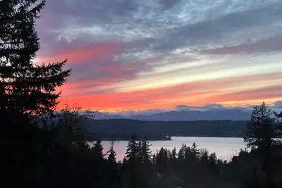 Image de Water & Mountain Views • Private Retreat Near Town • Family & Pet Friendly