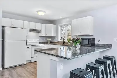 Image de Summer Starts Here! Coastal retreat-6 Bedroom sleeps 12-Close to Beaches!
