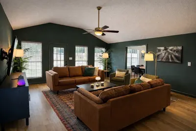 Image de Pine&Palm: 4br/4ba+4TVs+GameRm+Firepit+Fence+Pets