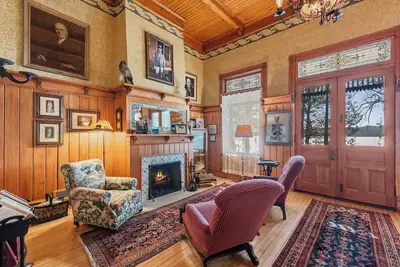 Image de Pristine and Historical Lakefront Home