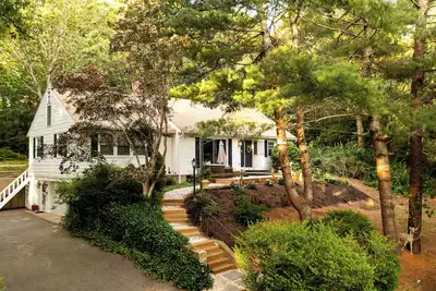 Image de Tucked Away in Coveted Cotuit Private Pondside Retreat