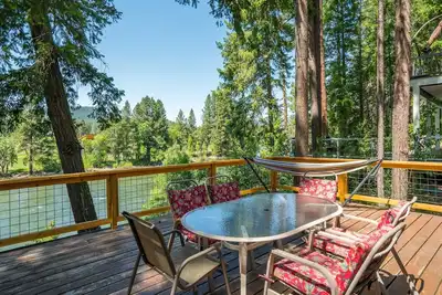 Image de Newly renovated Riverfront property that sleeps 8 guests & dog friendly.