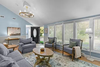 Image de Elegant retreat, 10 min. from Newport & Narragansett, game room & huge deck!