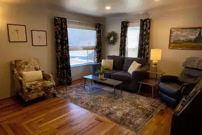 Image de Charming Mid-Century 2 Br Steps to Dining, Coffee, Trails & Yrmc Hospital