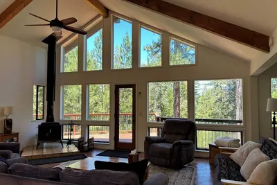 Image de Huge 3000+ sq ft cabin with/ views, pool table, deck. Relax and unwind. Sleeps 8