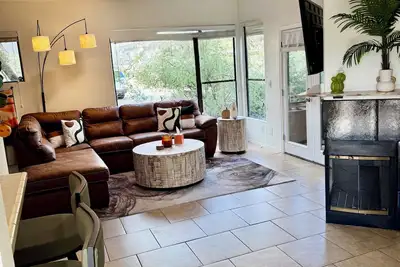 Image de 2 pools, Mountain View’s, near hiking and golf, ground floor, king beds