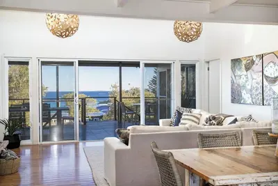 Image de Classic Aussie beach house with amazing views and pet friendly garden.