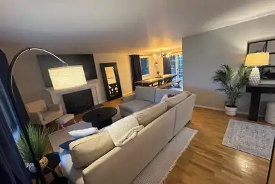 Image de 3-bedroom house in charming Issaquah with fitness room access and sauna