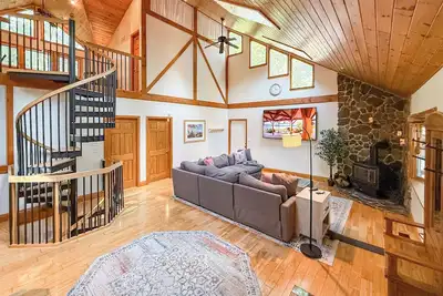 Image de Hot Tub - Rec Room - Zen Deck - Tech Beds - Lake < 1mi