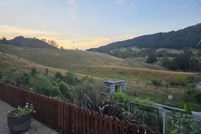 Image de Family Farm Stay, close to walking/biking tracks, cable bay and 12min to town.