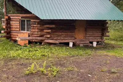 Image de Interior Alaska vacation getaway. Secluded 1 bedroom cabin next to the river.