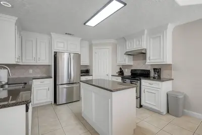 Image de New! Single Story 3br Lake Retreat | Covered Patio, Fenced Yard, Sleeps 6, Great Location